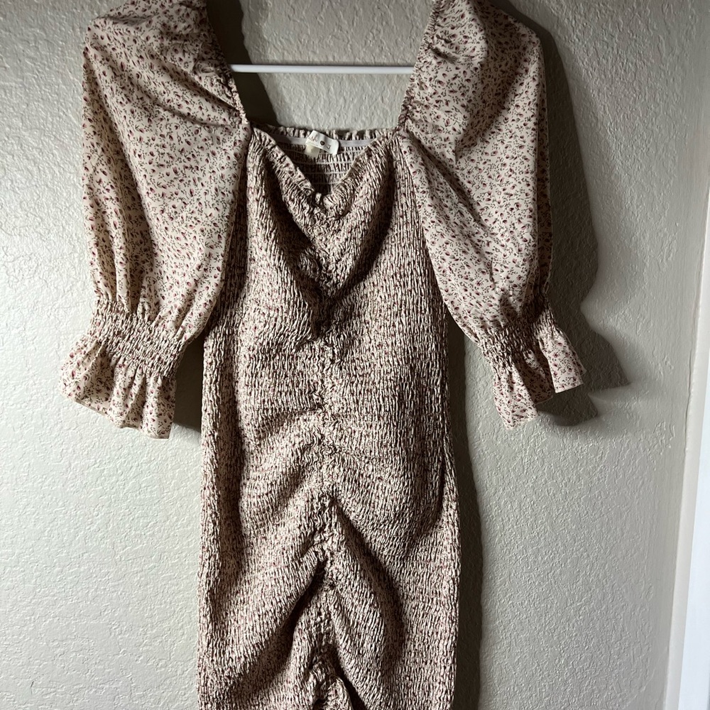 Cute maxi dress with fluffy shoulders